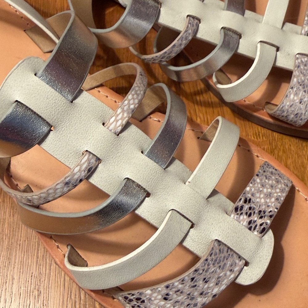 NEW snakeskin-print Silver  & white flat strappy sandals sz. 9 - Picture 3 of 4
